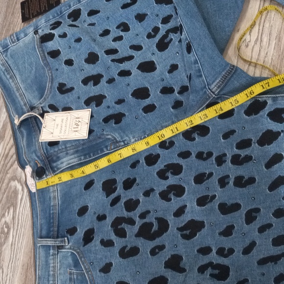 DG2 by Diane Gilman Signature Collection Stylish Blue Leopard Print Jeans - Picture 9 of 15